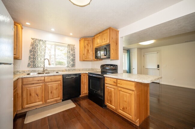 Building Photo - 857 Southfork Dr