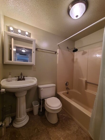 Building Photo - 3123 Lakeshore Dr