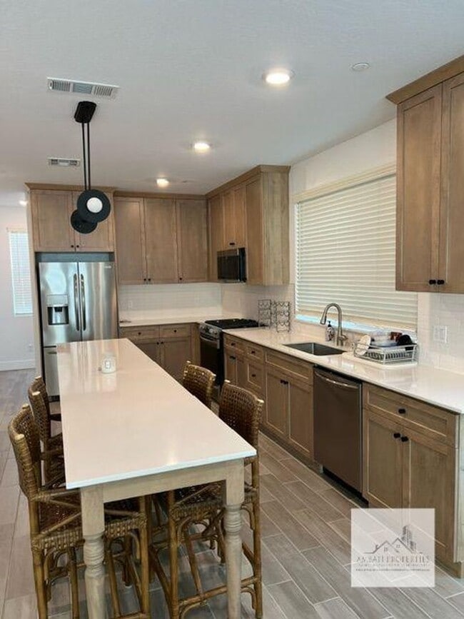 Building Photo - Beautiful Newer 3 Bedrooms 2.5 Baths Home with SOLAR!!!