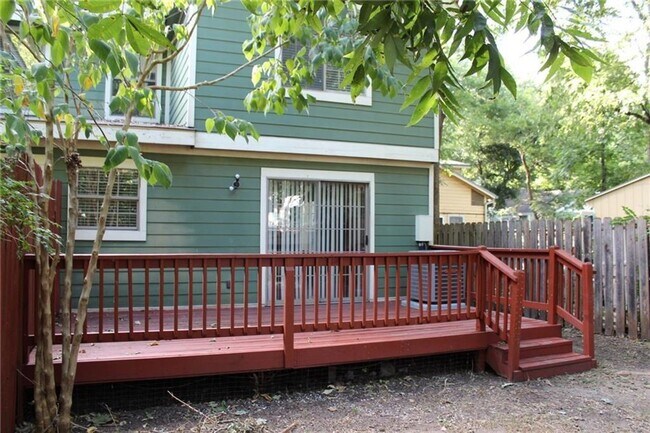 Building Photo - 4 bedroom 3 bath in the heart of North Campus