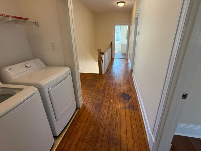 Building Photo - Spacious 3BR / 2BA apartment with ensuite bath and in-unit laundry