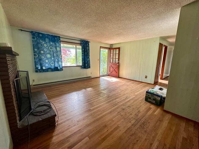 Building Photo - 3 bedroom, single level, 3-car garage spac...