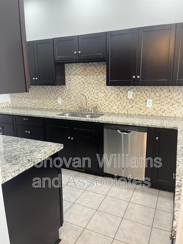 Building Photo - 135 E Wilson Ave