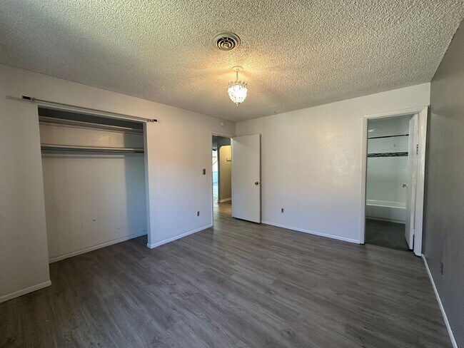 Building Photo - 3 Bedroom 2 Bathroom Duplex available to rent in Farmington