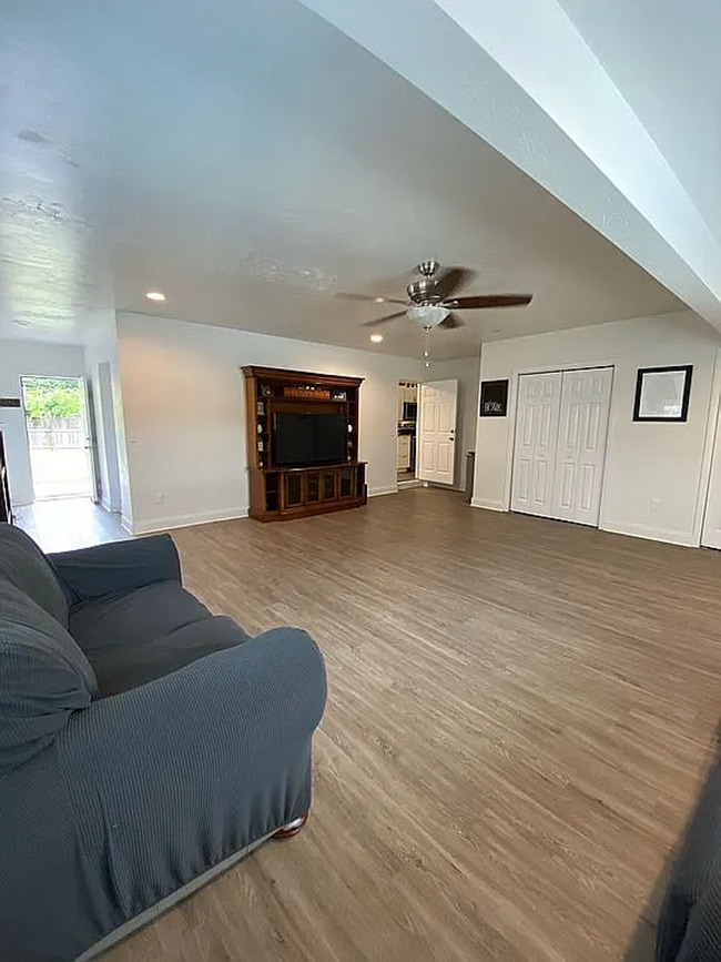 Building Photo - Modern Comfort Meets Classic Charm – Spacious Alachua Rental