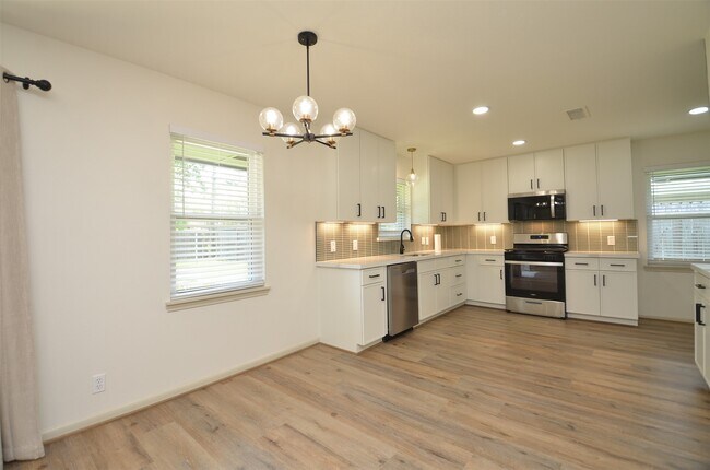 Building Photo - 9011 Theysen Dr