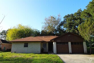 Building Photo - 205 Forest Oaks Ln