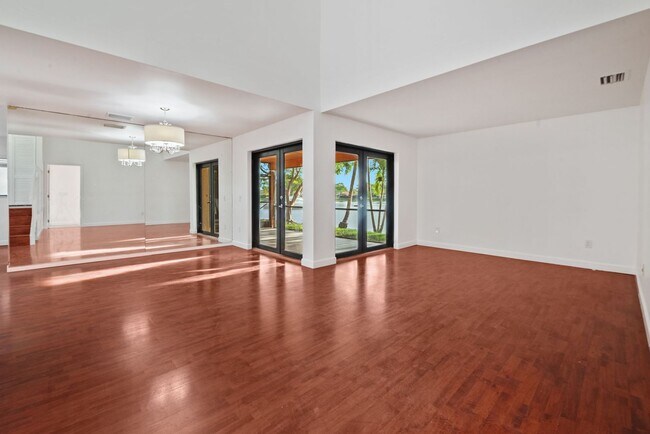 Building Photo - Stunning 4 Bed + Den | 3 Bath Waterfront Home – Miami, FL 33175