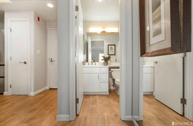 Building Photo - 240 Lombard St