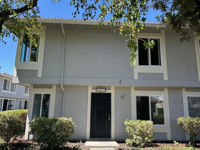 Building Photo - Brand-New, Fully Renovated 3 Bd / 1.5 Bth ...