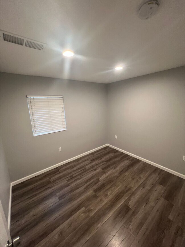 Building Photo - 212 N Aladdin Dr