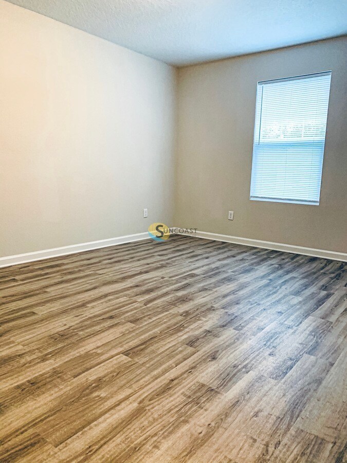 Building Photo - 7624 Rain Forest Dr N