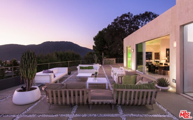 Building Photo - 1099 Vista Grande Dr