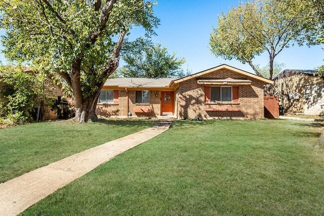 Building Photo - 2121 Travis Dr