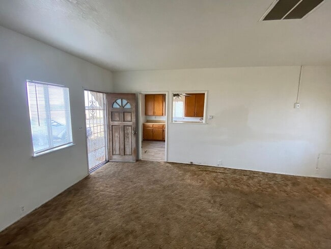 Building Photo - Quiet 2 bedroom 1 bath house in Riverdale