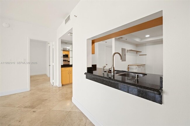 Building Photo - 520 Brickell Key Dr