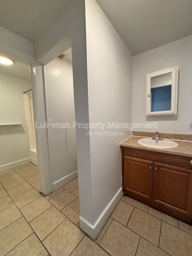 Building Photo - 518 S Rose St