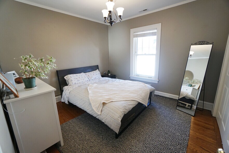 Master w/two closets - 2519 Ashland Ave