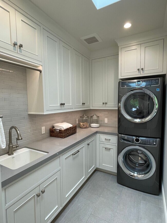 Building Photo - Luxury townhouse, close to town, easy comm...