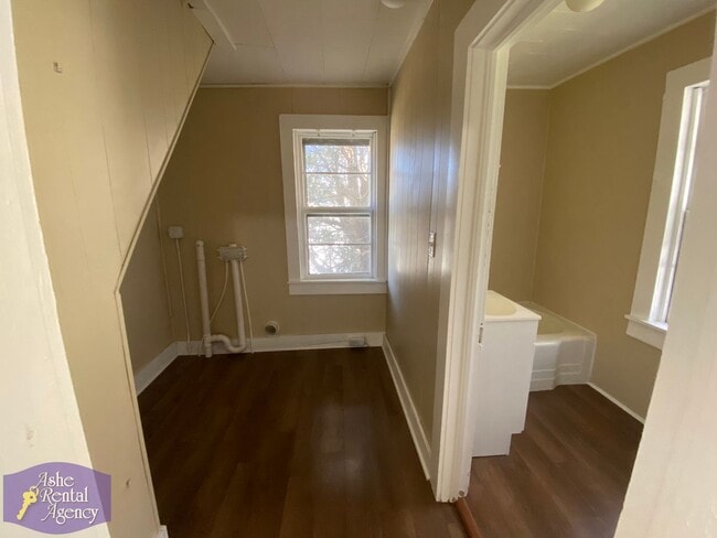 Building Photo - Quaint Cottage Walking Distance to Downtow...