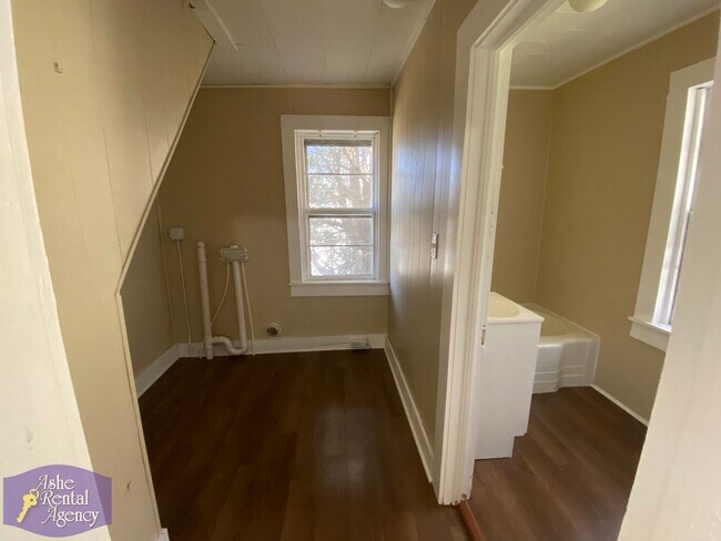 Building Photo - Quaint Cottage Walking Distance to Downtown West Jefferson