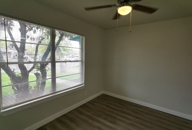 Building Photo - 4 Bedroom 2 bath in Valley High