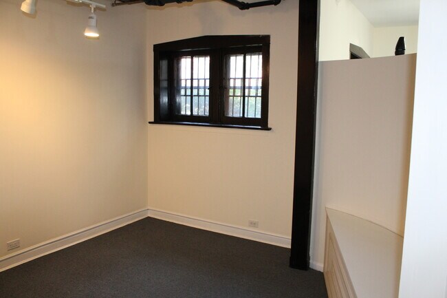 Building Photo - 5600 S Blackstone Ave