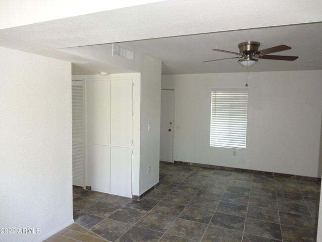 Building Photo - 9930 W Oak Ridge Dr