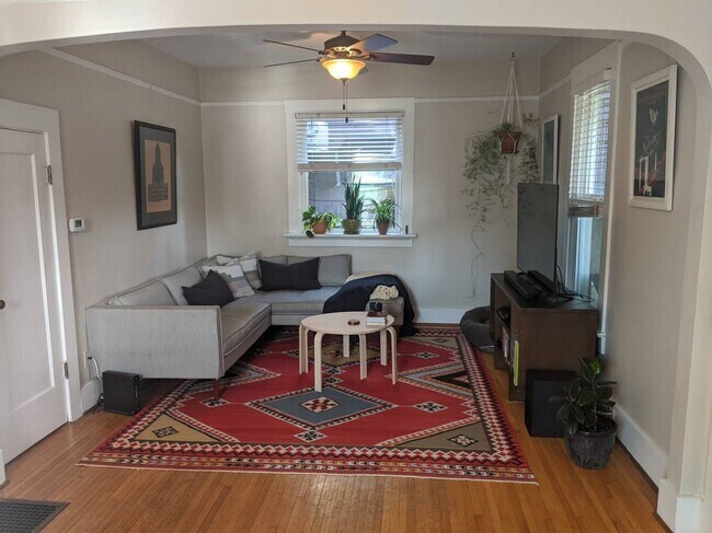 Living room main floor - 4125 SE Gladstone st