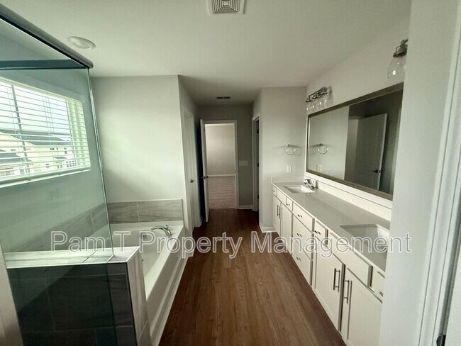 Building Photo - 400 Airways Ave