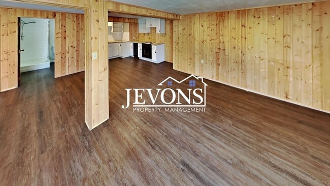 Building Photo - Near Randall Park - Charming home with two kitchens and washer/dryer included!