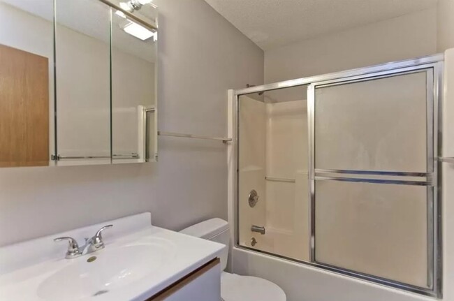 Building Photo - Beautiful 2BR 1ba condo available for May ...