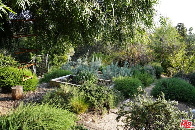 Building Photo - 1575 E Loma Alta Dr