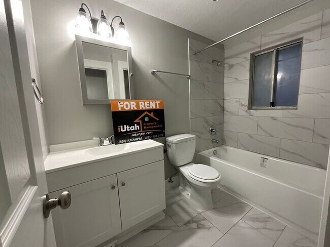 Building Photo - 3 bedroom 1.5 bathroom Duplex