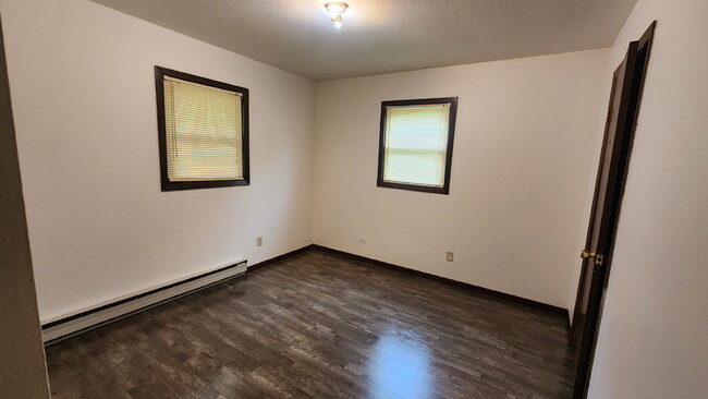 Building Photo - 3 Bedroom Duplex with Attached Garage & La...