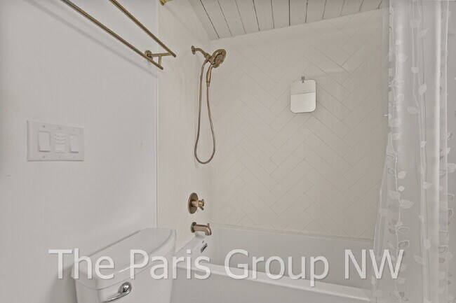 Building Photo - Fantastic Modernized Bridle Trails Mid Century Home * Central A/C, EV Charger, Exceptional Outdoo...