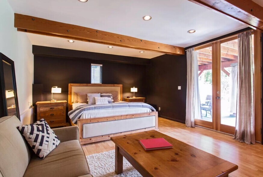 California King bed - 966 Manzanita St