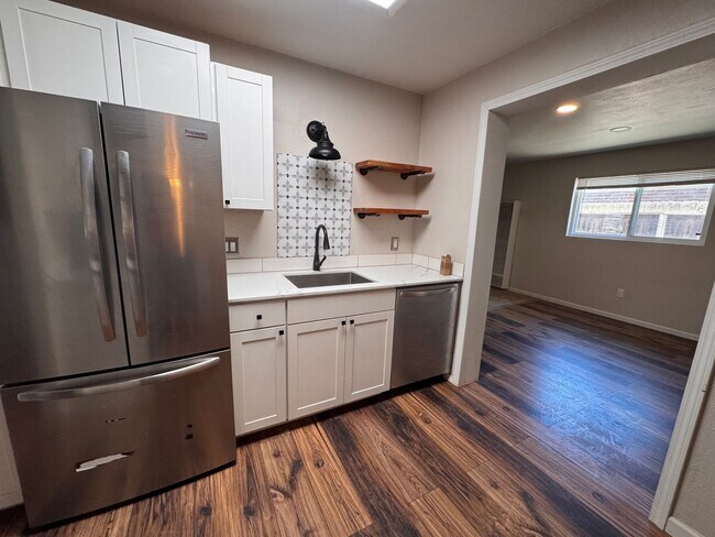 Building Photo - Beautiful 3 bedroom 2 bath home.