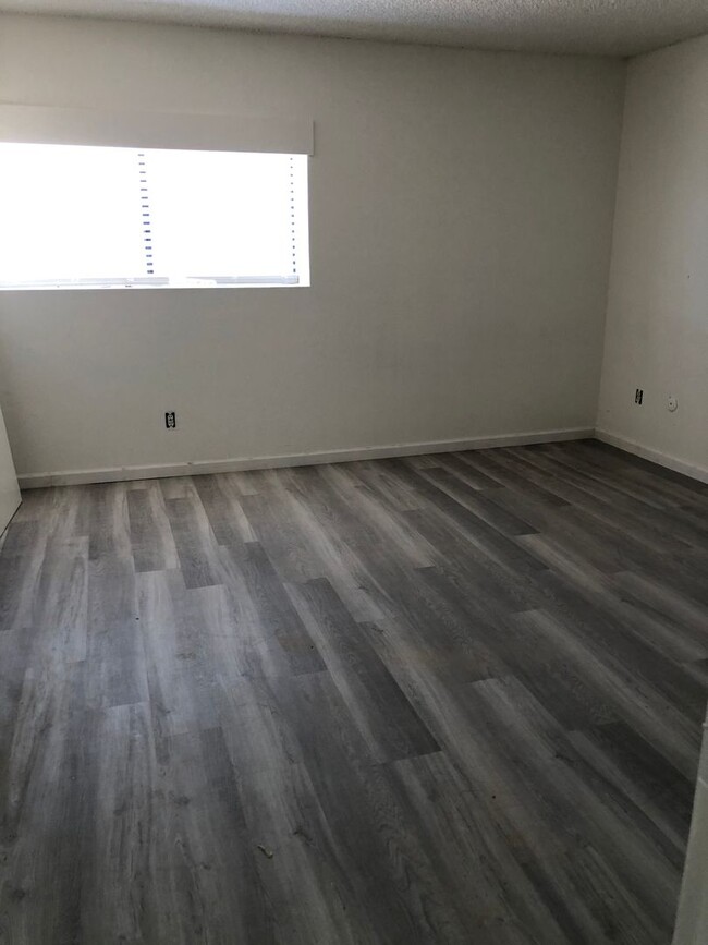 Building Photo - Beautiful 2 Bedroom Townhouse in Bakersfield!