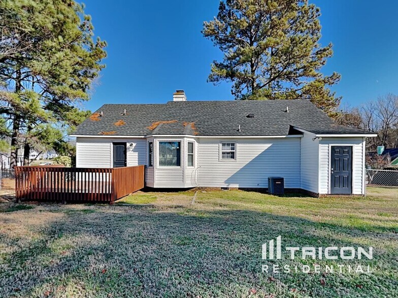 Building Photo - 1004 Spruce Dr