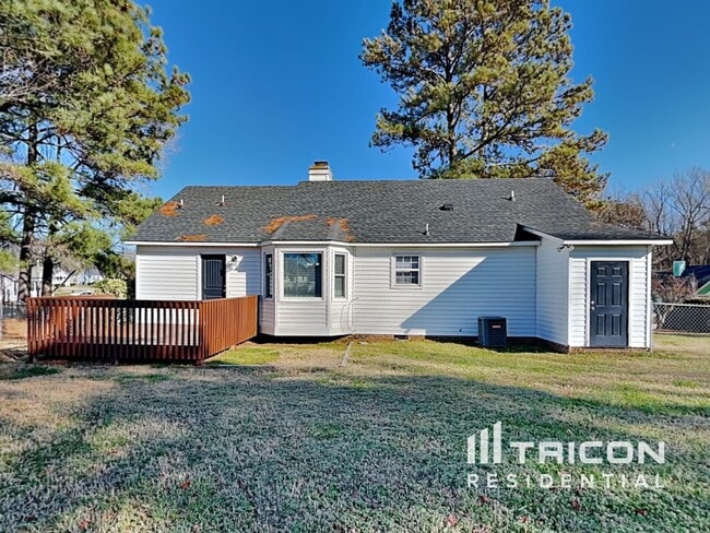 Building Photo - 1004 Spruce Dr