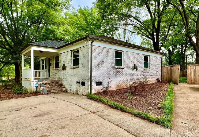 Building Photo - Welcome home to this charming house located near the heart of Charlotte, NC.