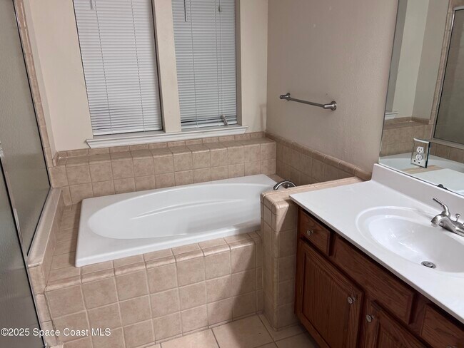 Building Photo - 2026 Pond Ridge Ct