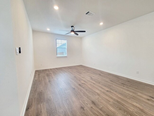 Building Photo - Spacious 4/BR 2.5/BA Retreat with Fenced Y...