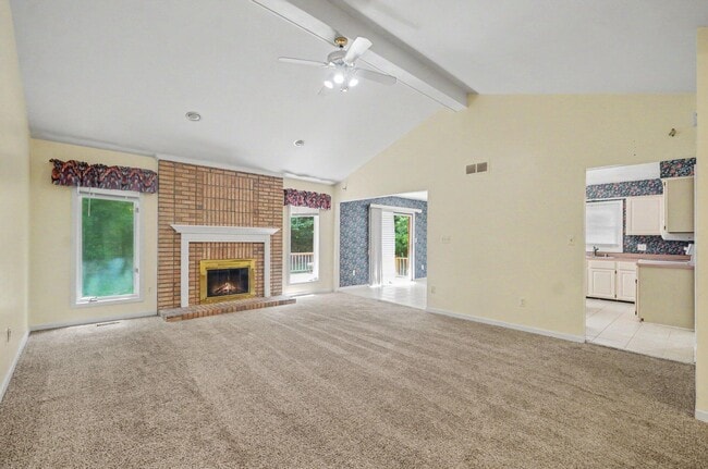 Building Photo - 456 Essex Dr