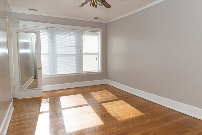 Building Photo - 940 E 48th St