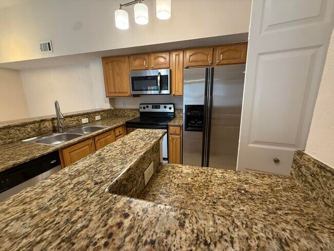 Building Photo - 211 SW Palm Dr