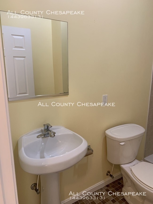 Building Photo - Beautiful Townhouse