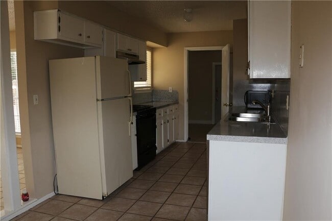 Building Photo - 4003 Stonebridge Dr