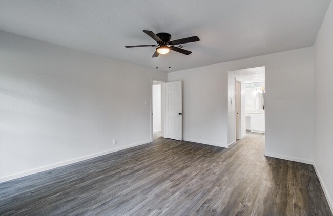 Building Photo - 534 Robert E Lee Dr